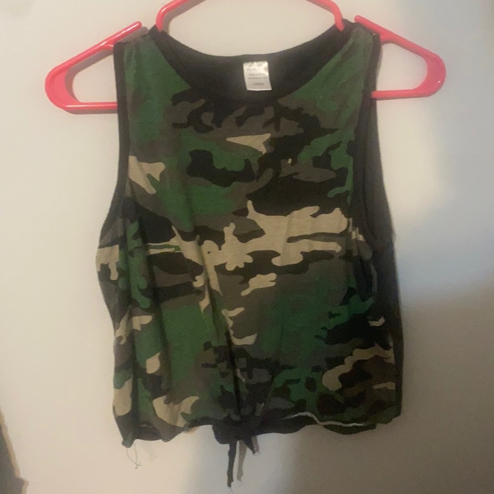 Cropped camo tank top